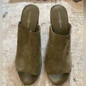 Treasure and Bond Olive Heels, size 10